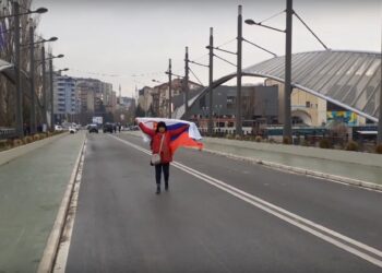 Kosovska Mitrovica: Privedena kad je sa srpskom zastavom krenula preko mosta (VIDEO)