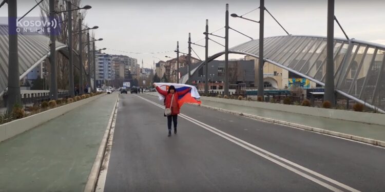 Kosovska Mitrovica: Privedena kad je sa srpskom zastavom krenula preko mosta (VIDEO)
