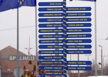 Komersant: EU jasno poručila Srbiji – nema „sedenja na dve stolice“