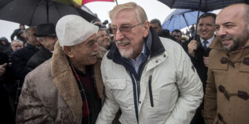 Voker u Prištini na poziv Pacolija, „pomaže“ u sastavljanju vlade