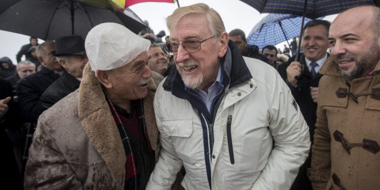 Voker u Prištini na poziv Pacolija, „pomaže“ u sastavljanju vlade