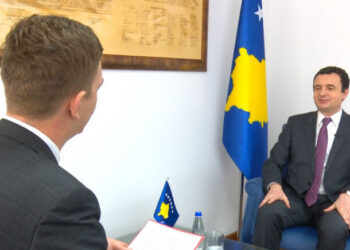 Kurti bez albanske zastave, za Glas Amerike samo sa kosovskim obeležjima