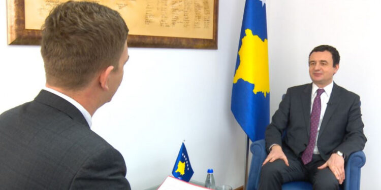 Kurti bez albanske zastave, za Glas Amerike samo sa kosovskim obeležjima