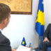 Kurti bez albanske zastave, za Glas Amerike samo sa kosovskim obeležjima
