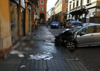 Napad u Italiji: Automobilom pregazio ljude pa nožem krenuo na prolaznike