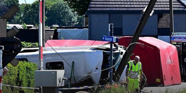 Horor u Belgiji: Školski kombi sa decom uleteo pod voz, četvoro mrtvih