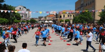 Maturantski ples okupio hiljade mladih: Trgovi Srbije pretvoreni u veliku plesnu scenu