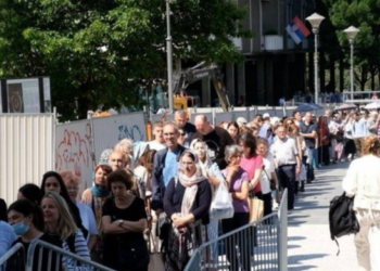 Reka ljudi od dva kilometara ispred hrama na Vračaru