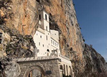 Hiljade vernika na molitvenom saboru pod Ostrogom: Proslava Svetog Vasilija Ostroškog