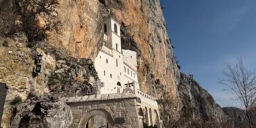 Hiljade vernika na molitvenom saboru pod Ostrogom: Proslava Svetog Vasilija Ostroškog