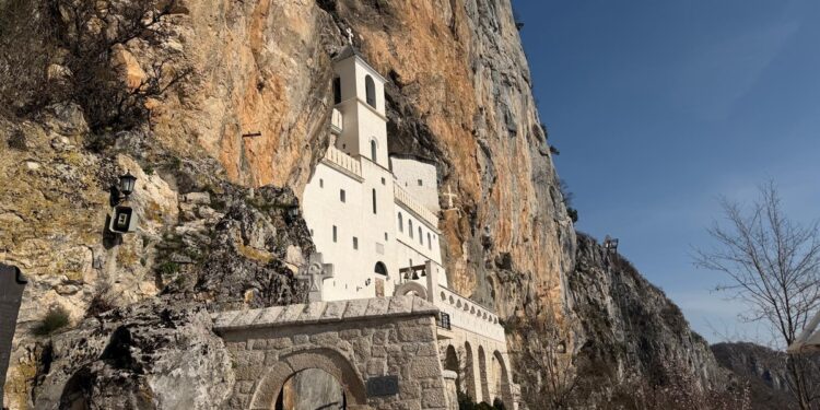 Hiljade vernika na molitvenom saboru pod Ostrogom: Proslava Svetog Vasilija Ostroškog