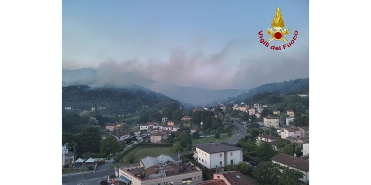 Italija – Požar zahvatio više sela: 3500 ljudi evakuisano