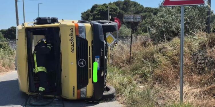 Italija: Prevrnuo se autobus pun đaka, dvoje dece teško povređeno