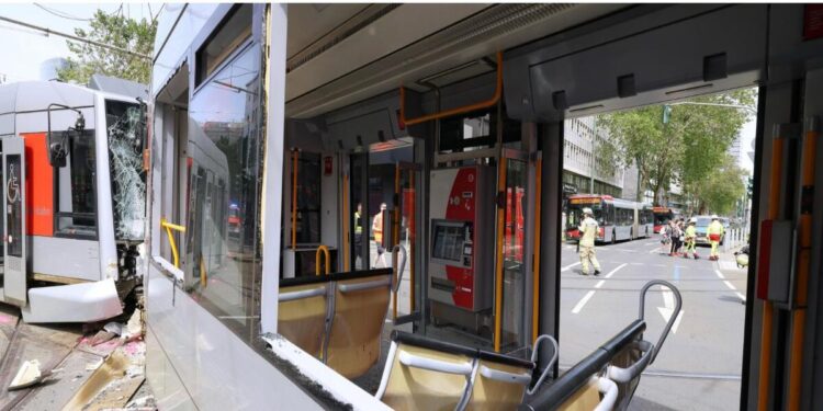 Frontalni sudar dva tramvaja u centru Diseldorfa: Oko 30 povređenih