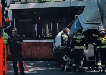 Haos u centru Beča: Kamion posle sudara sa tramvajem ostao da „lebdi“ na dva točka