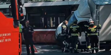 Haos u centru Beča: Kamion posle sudara sa tramvajem ostao da „lebdi“ na dva točka