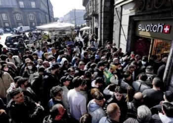 Redovi, tuče, hapšenja zbog novog Swatch sata