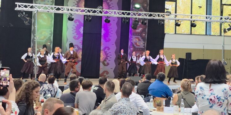 Folklor spaja srca