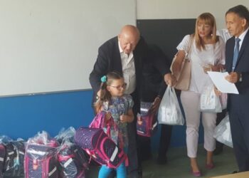 Stanković uručio školski pribor za decu Žbevca i Lučanu