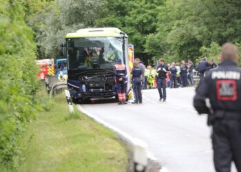 Tragedija u Nemačkoj: U sudaru dva autobusa stradao učenik, desetine povređenih
