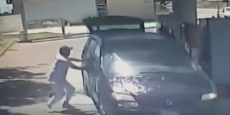 Horor u Italiji: Pakistanci zapalili četvoricu radnika u automobilu!