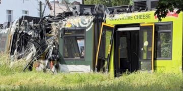 Dramatične scene u Berlinu: Tramvaj iskočio iz šina, povređeno 20 putnika
