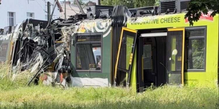 Dramatične scene u Berlinu: Tramvaj iskočio iz šina, povređeno 20 putnika