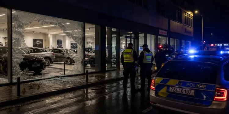 Češka: Drogiran i pijan pokušao da ukrade auto, ali nije znao da vozi automatik