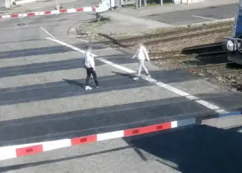 Češka policija objavila snimak: Voz brzinom od 140 km/h naleteo na dvojicu muškaraca